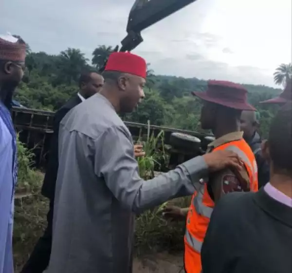 Bukola Saraki Stops His Convoy To Help Accident Victims In Imo State